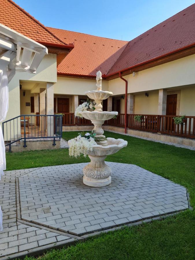 Toroes Panzio Bed and Breakfast Szabolcs Eksteriør billede